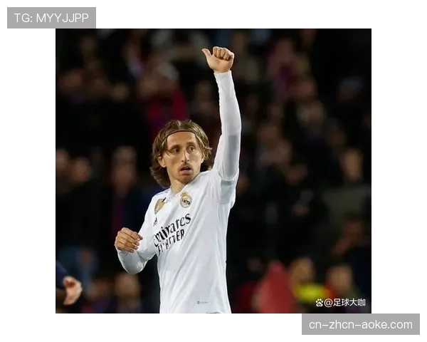 特写:老将莫德里奇替补登场,完成职业生涯第800场俱乐部比赛 特写:老将莫德里奇替补登场,完成职业生涯第800场俱乐部比赛